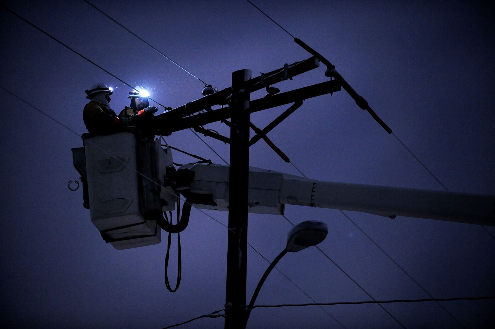 7 Critical Technologies and Devices to Keep During Long-Term Power, Fuel, or Internet Failures 1 Long-Term Power Fuel Internet Failures